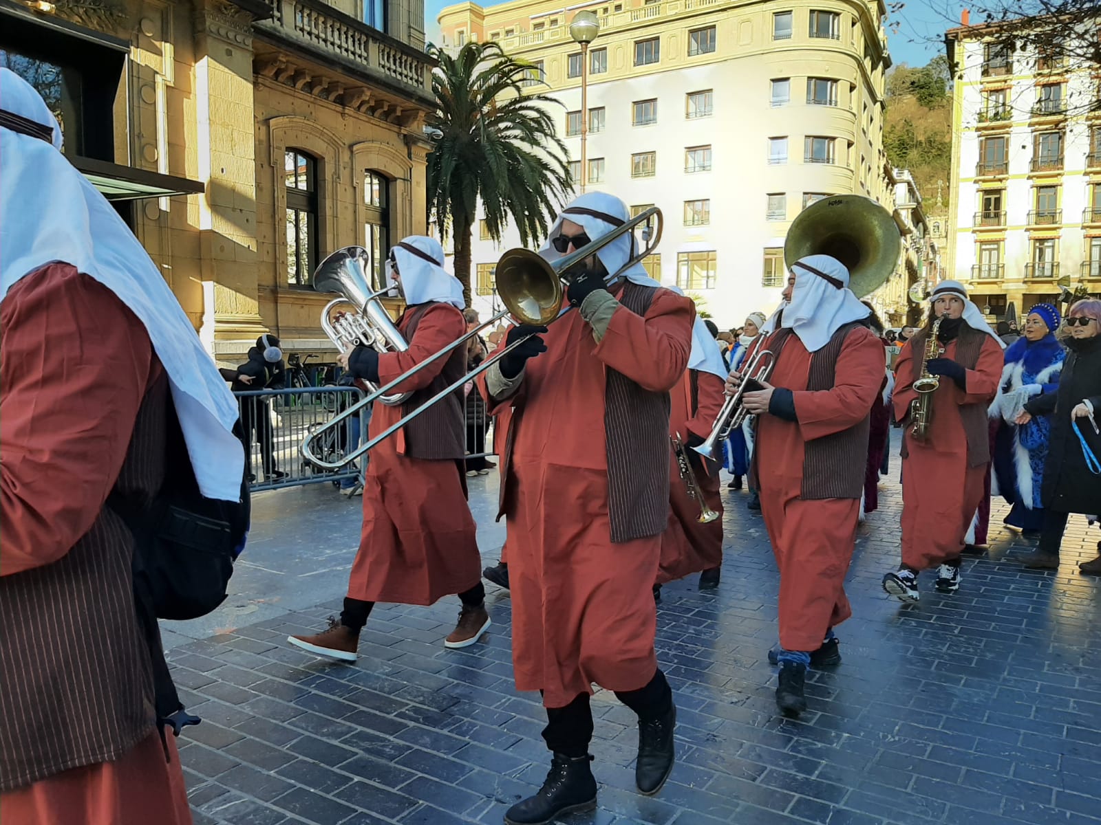 Los pajes han acompañado, esta mañana, a los Reyes Magos amenizando con música el recorrido