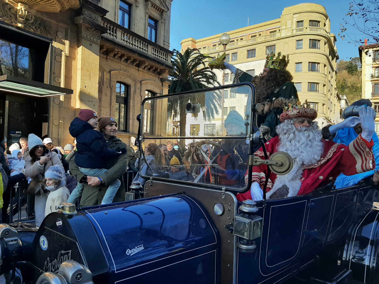 Melchor, Gaspar y Baltasar durante su recorrido en coche descapotable por Donostia