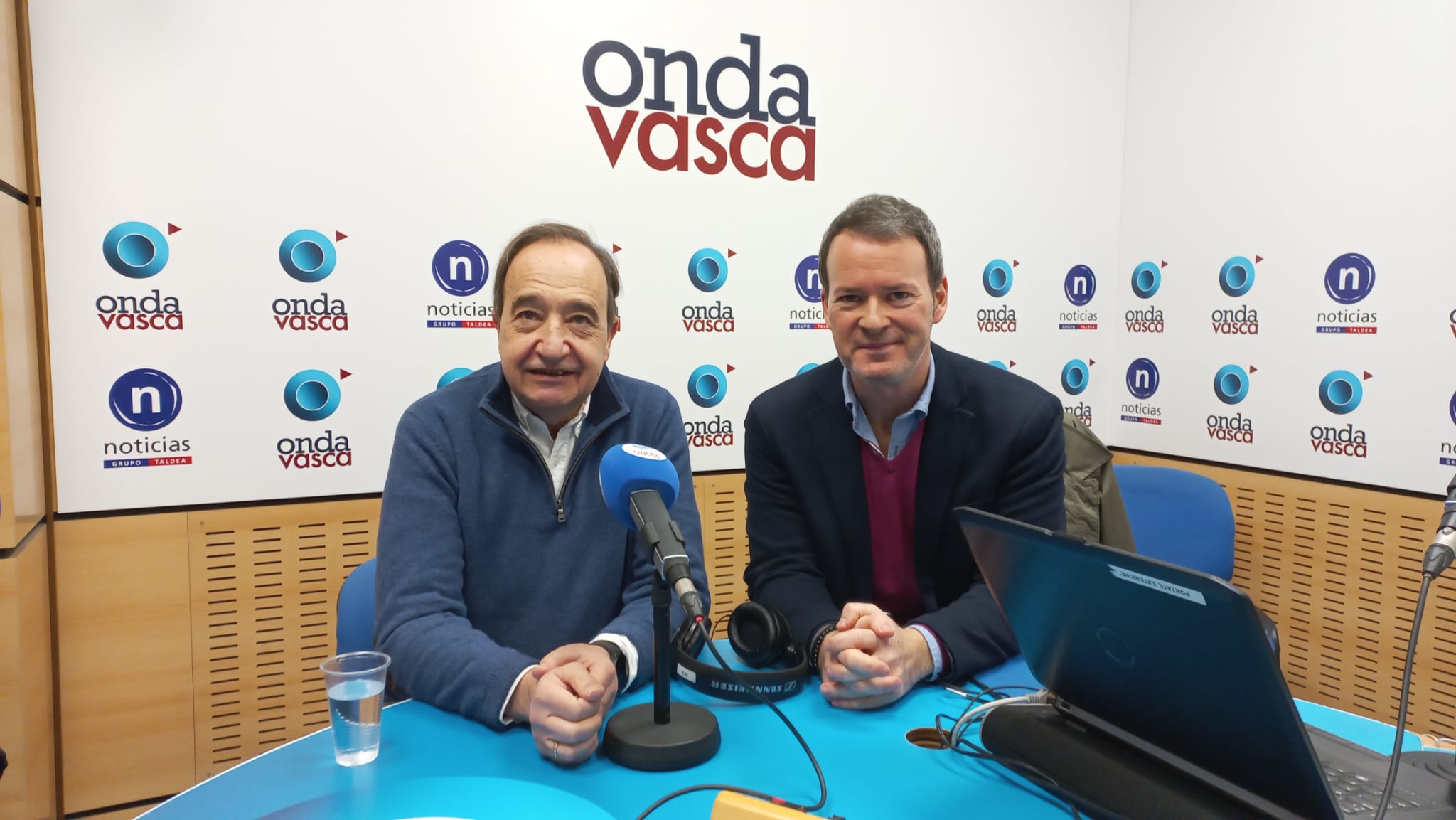 Rafa Gardeazabal, presidente de Bilbao Dendak, junto a Txema Gutiérrez en los estudios de Onda Vasca