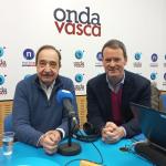 Rafa Gardeazabal, presidente de Bilbao Dendak, junto a Txema Gutiérrez en los estudios de Onda Vasca