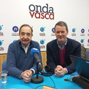 Rafa Gardeazabal, presidente de Bilbao Dendak, junto a Txema Gutiérrez en los estudios de Onda Vasca