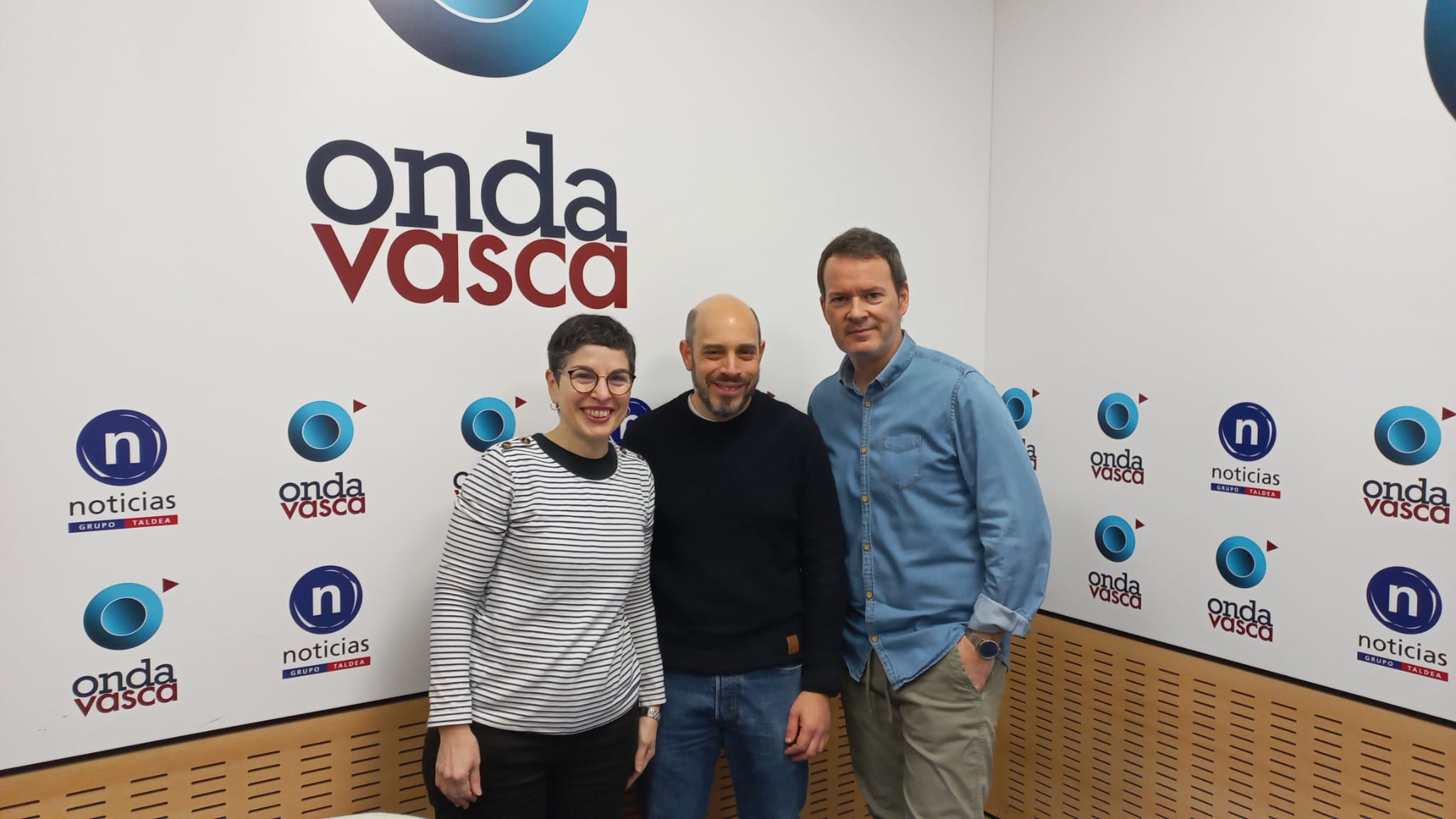 Los médicos Ana Santorcuato y Raúl Rodríguez en los estudios de Onda Vasca