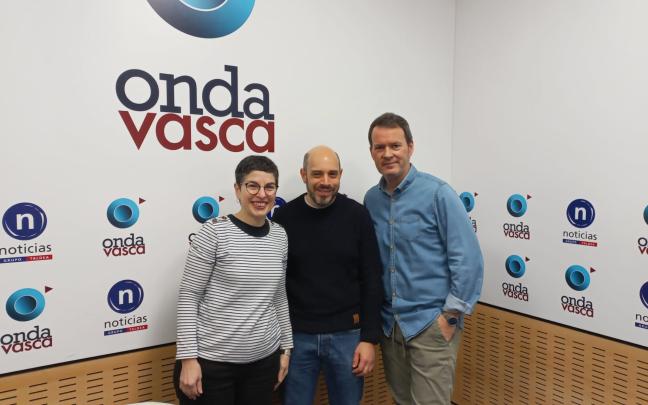 Los médicos Ana Santorcuato y Raúl Rodríguez en los estudios de Onda Vasca