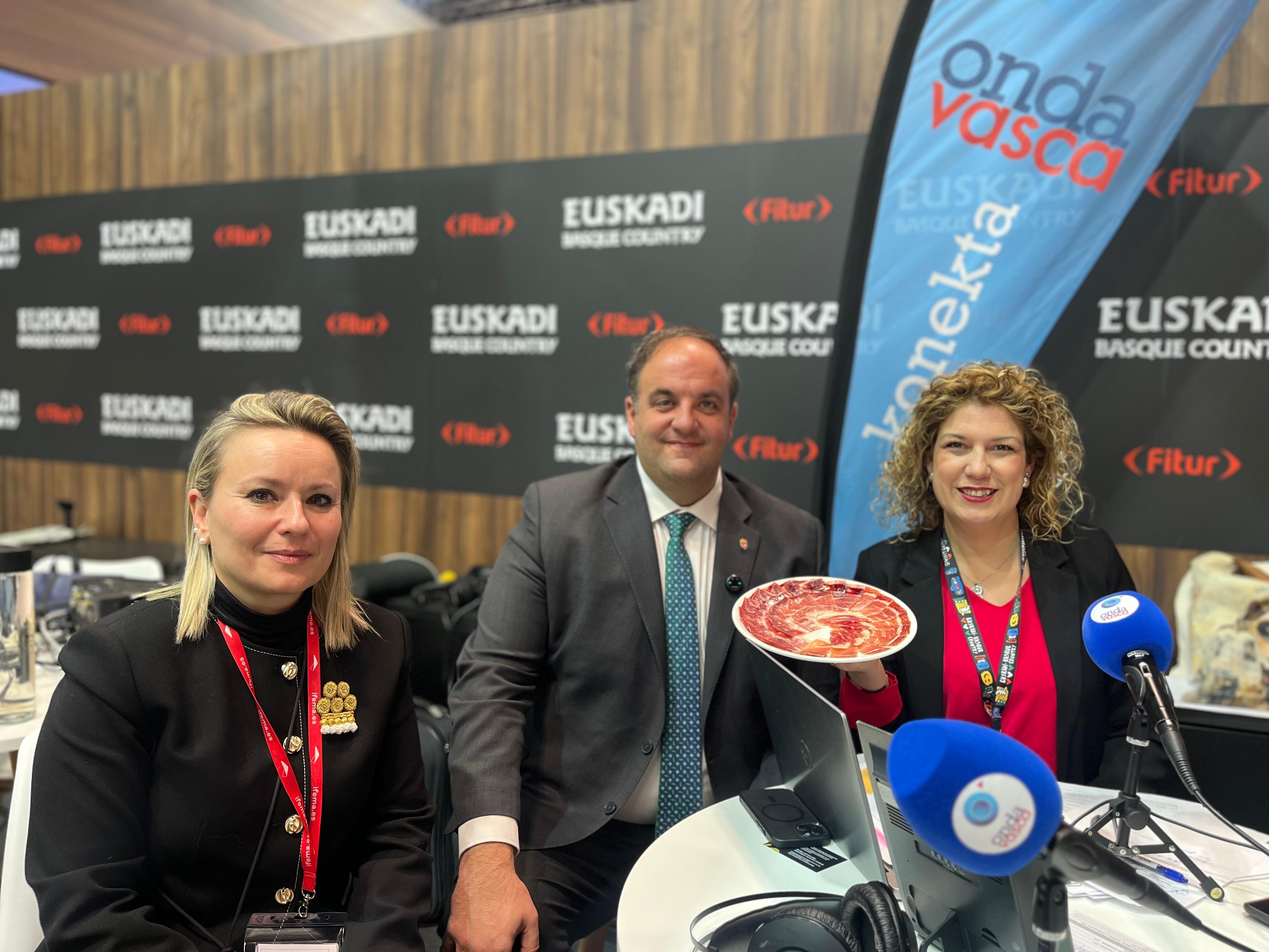 El alcalde de Guijuelo Roberto José Martín Benito y la concejal Sandra Méndez han visitado el stand de Onda Vasca en Fitur 2026