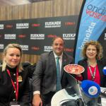 El alcalde de Guijuelo Roberto José Martín Benito y la concejal Sandra Méndez han visitado el stand de Onda Vasca en Fitur 2026