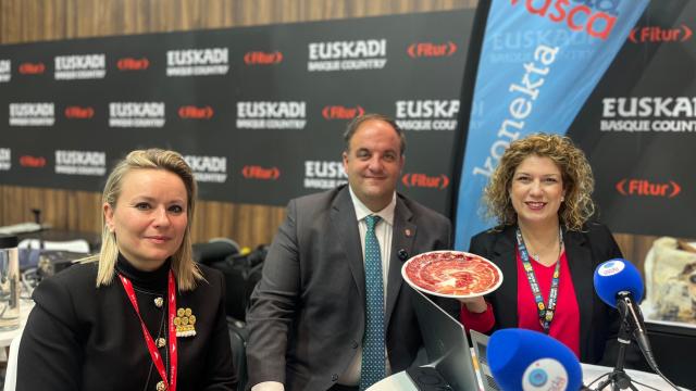 El alcalde de Guijuelo Roberto José Martín Benito y la concejal Sandra Méndez han visitado el stand de Onda Vasca en Fitur 2026