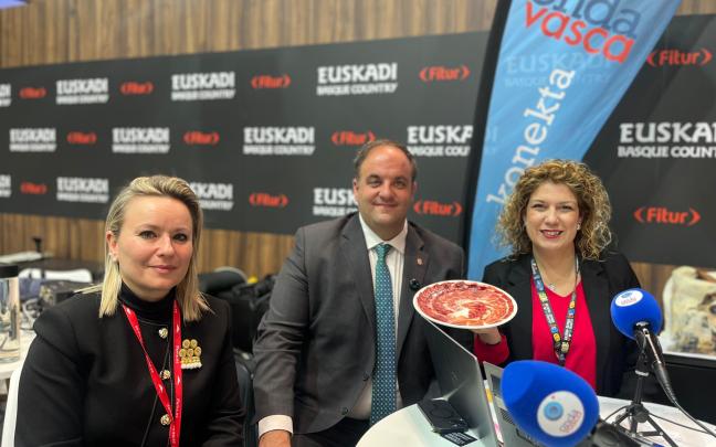 El alcalde de Guijuelo Roberto José Martín Benito y la concejal Sandra Méndez han visitado el stand de Onda Vasca en Fitur 2026
