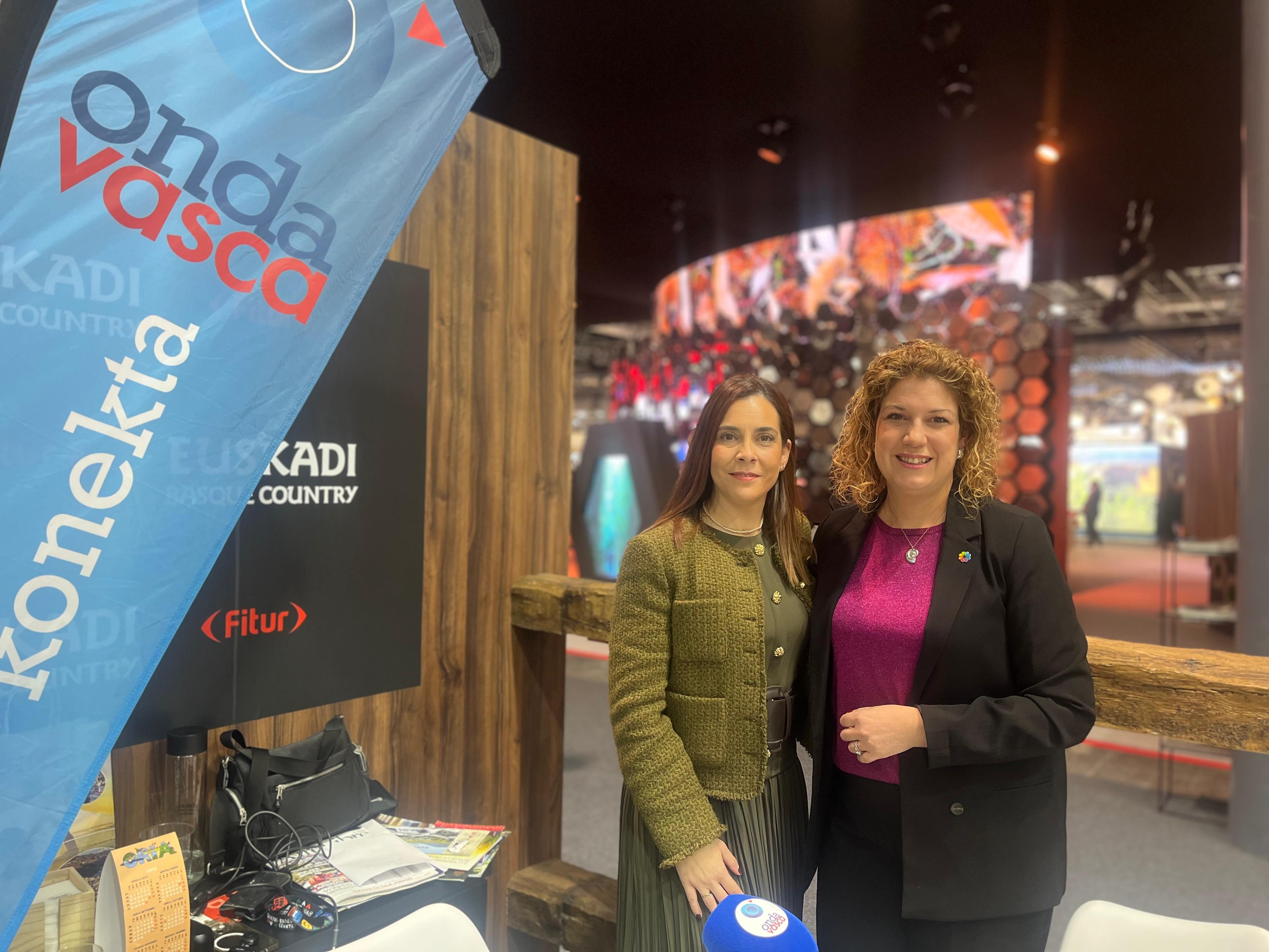 La directora general de Turismo y Hostería del Gobierno de Cantabria, María Saiz, junto a nuestra compañera Cristina Zuñiga, en el stand de Onda Vasca en FITUR 2026