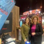 La directora general de Turismo y Hostería del Gobierno de Cantabria, María Saiz, junto a nuestra compañera Cristina Zuñiga, en el stand de Onda Vasca en FITUR 2026