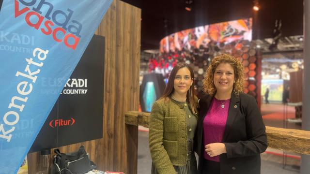 La directora general de Turismo y Hostería del Gobierno de Cantabria, María Saiz, junto a nuestra compañera Cristina Zuñiga, en el stand de Onda Vasca en FITUR 2026