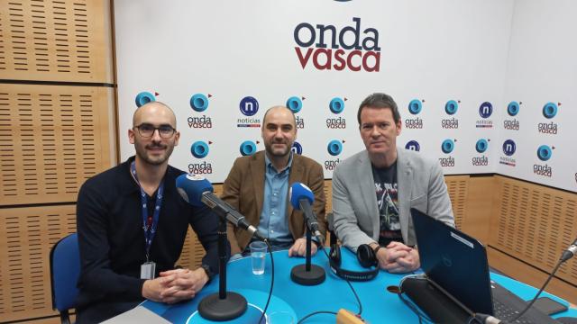 Rodrigo Oraa, Jefe de Servicio Adicciones RSMB y Oskar Ayerdi, médico especialista en enfermedades infecciosas, entrevistados en Onda Vasca
