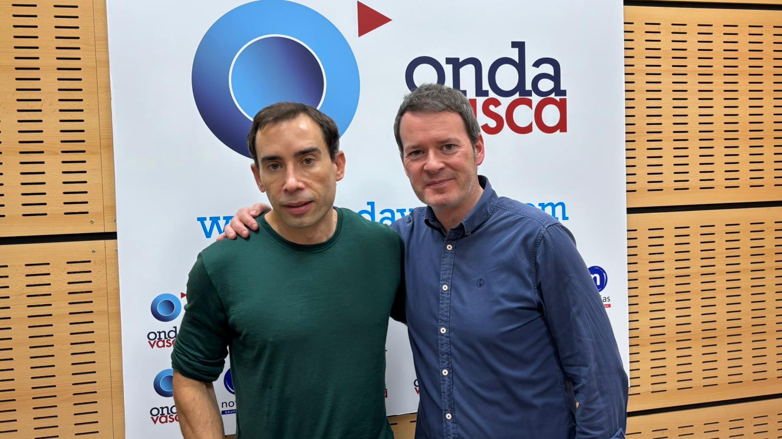 Marcos Vázquez junto a Txema Gutiérrez en los estudios de Onda Vasca