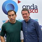 Marcos Vázquez junto a Txema Gutiérrez en los estudios de Onda Vasca