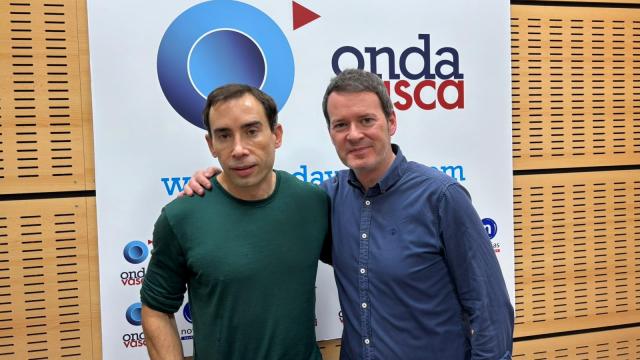 Marcos Vázquez junto a Txema Gutiérrez en los estudios de Onda Vasca