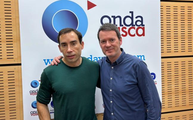 Marcos Vázquez junto a Txema Gutiérrez en los estudios de Onda Vasca