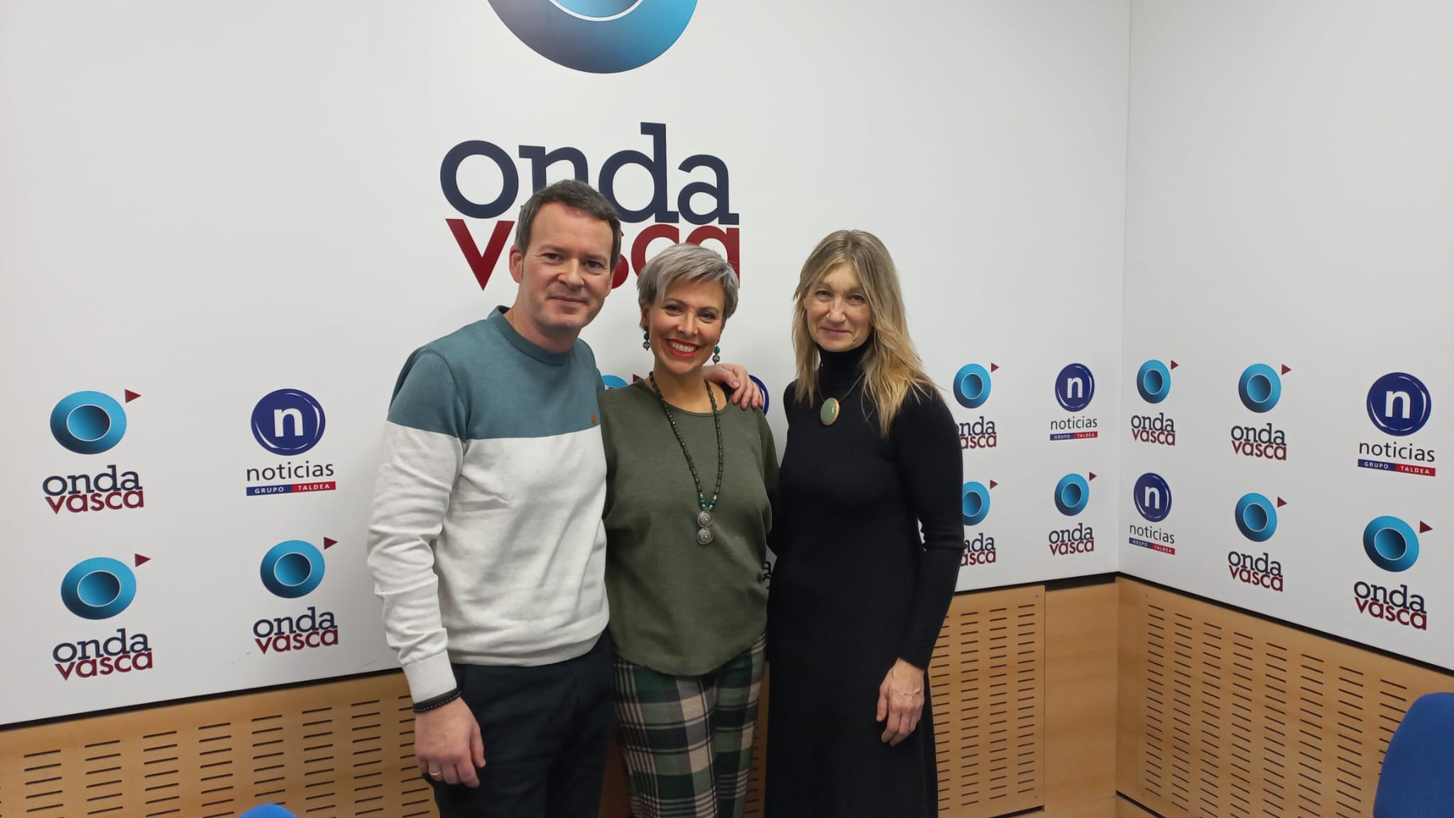 Izaskun González, paciente de cáncer de mama metastásico, y Esther Álvarez, responsable de psicooncología de la Asociación Contra el Cáncer en Vizcaya, entrevistadas en Onda Vasca