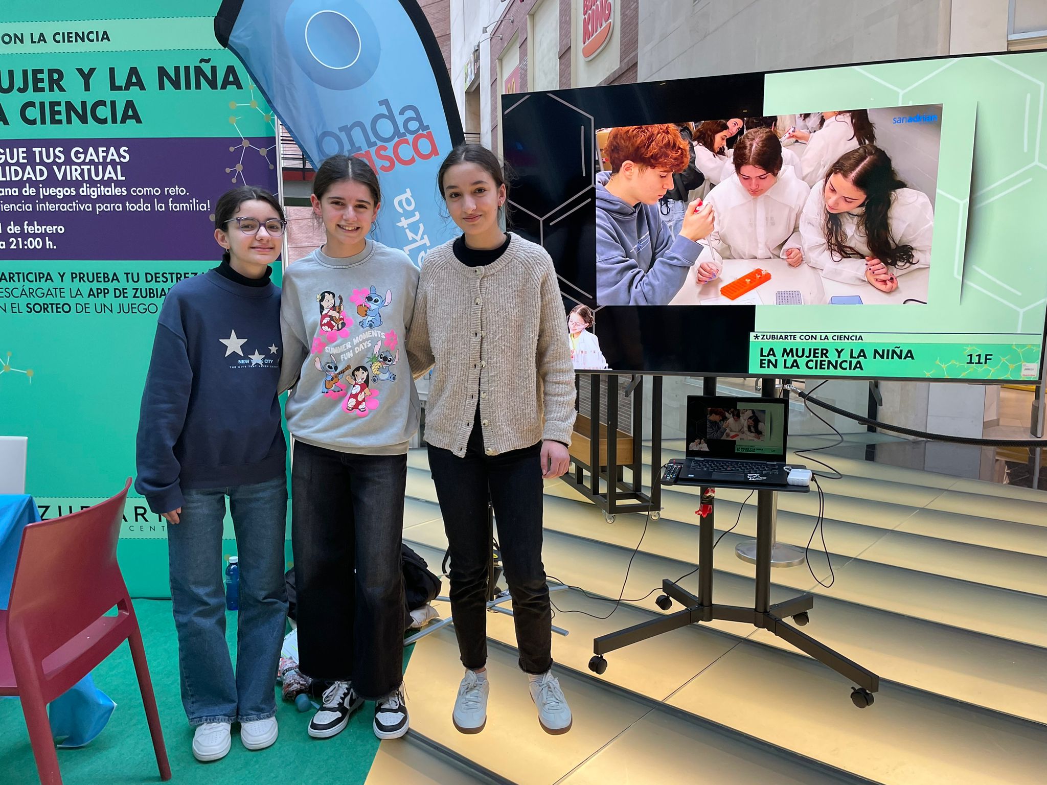 Alumnas del instituto San Adrián, entrevistadas en Onda Vasca