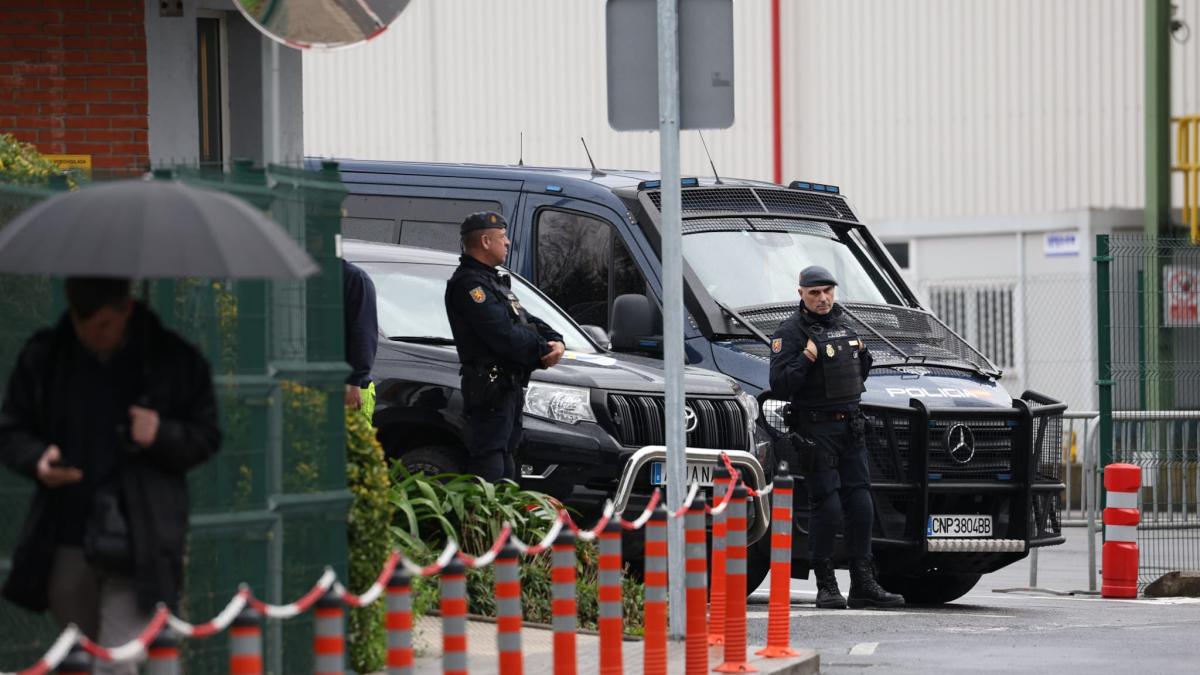 Un momento de la actuación policial hoy en la planta de Sidenor. / DEIA / OSKAR GONZÁLEZ