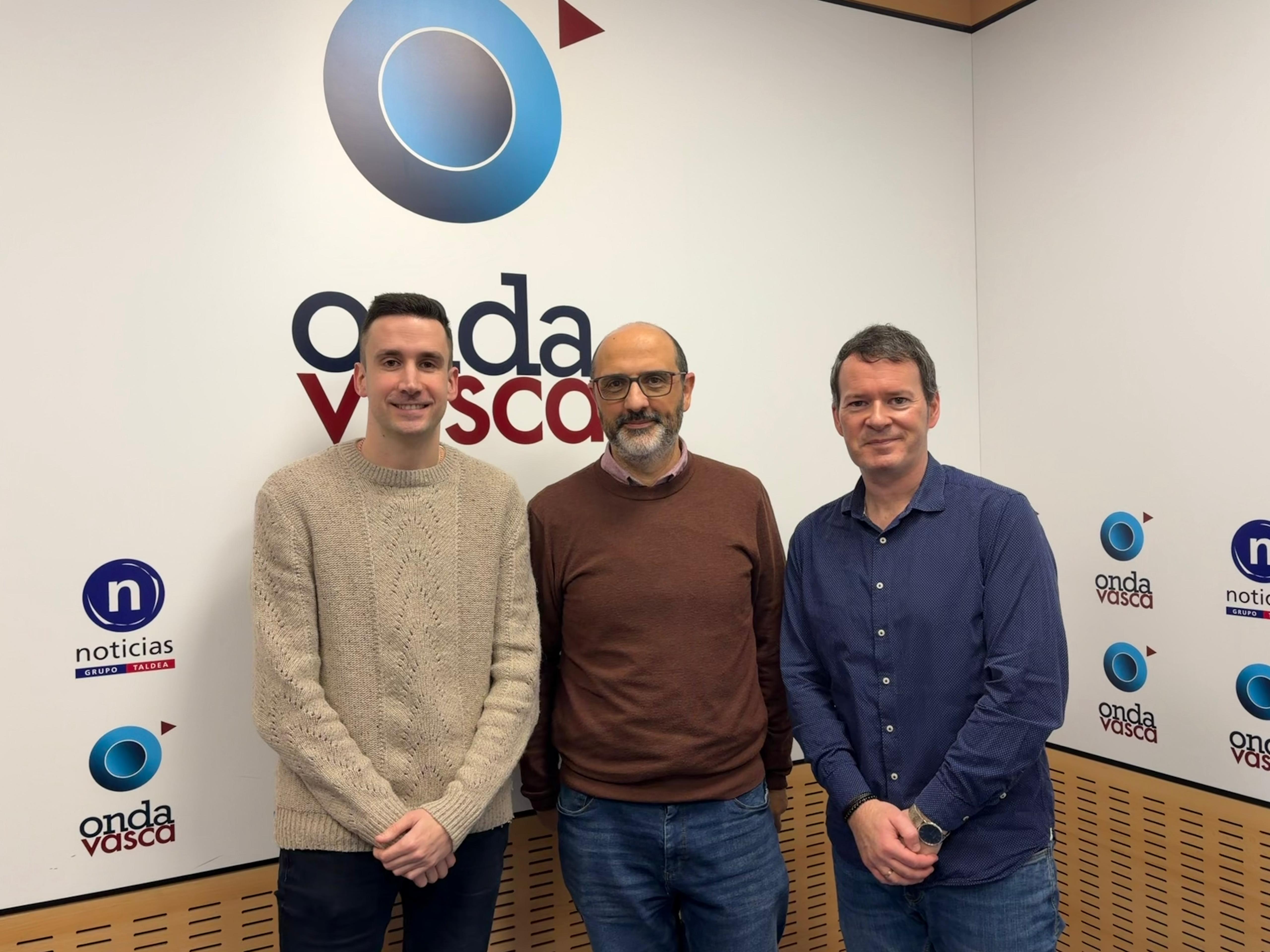 Roberto Ruisanchez, podcaster e ingeniero informático, junto a Txema Gutiérrez y Oier Atxalandabaso