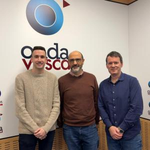 Roberto Ruisanchez, podcaster e ingeniero informático, junto a Txema Gutiérrez y Oier Atxalandabaso