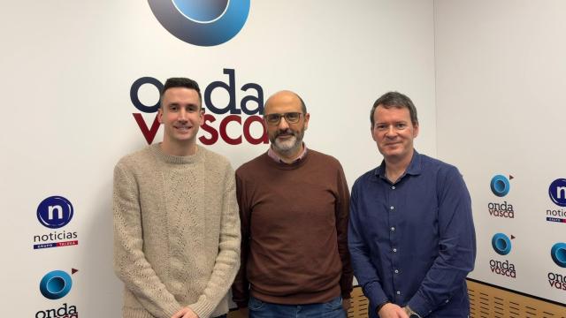 Roberto Ruisanchez, podcaster e ingeniero informático, junto a Txema Gutiérrez y Oier Atxalandabaso