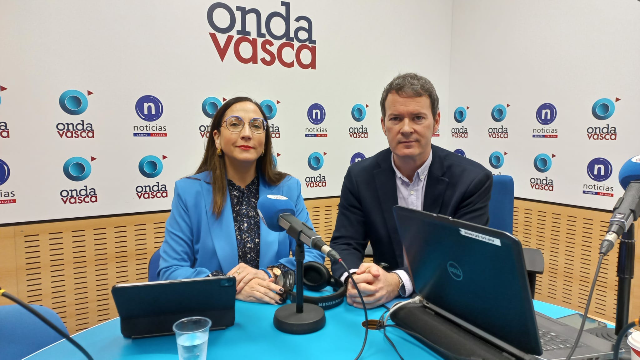 Begoña Pedrosa, Consejera de Educación del Gobierno Vasco, junto a Txema Gutiérrez