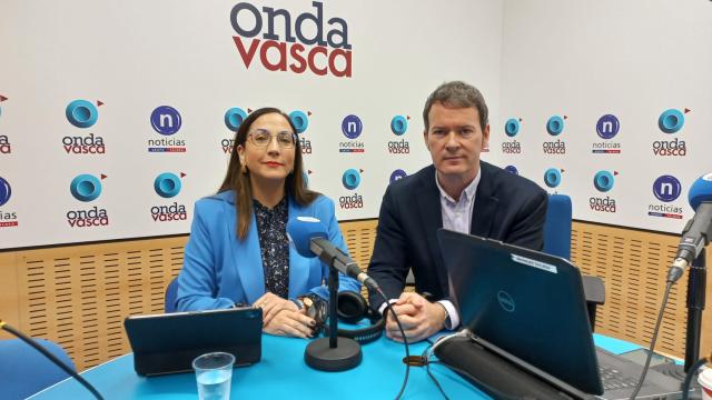 Begoña Pedrosa, Consejera de Educación del Gobierno Vasco, junto a Txema Gutiérrez