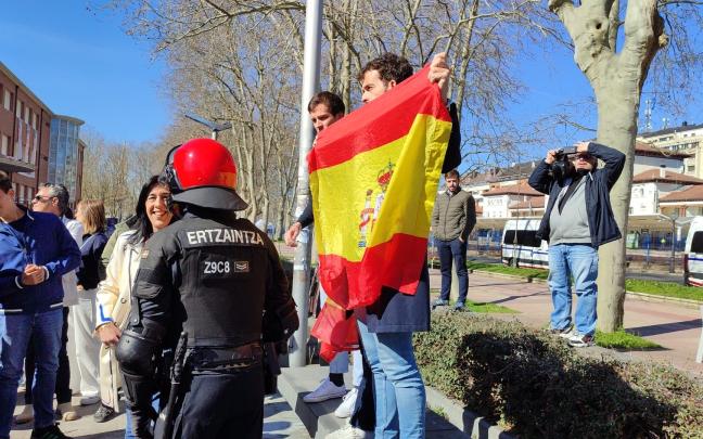 Partidarios de Vox en el acto convocado en el campus alavés de la EHU. OV