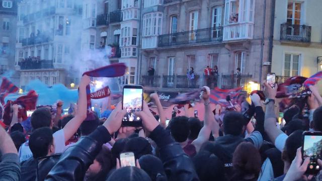 La plaza de la Virgen Blanca ha sido un hervidero de aficionados festejando el séptimo título copero en la historia del baskonismo