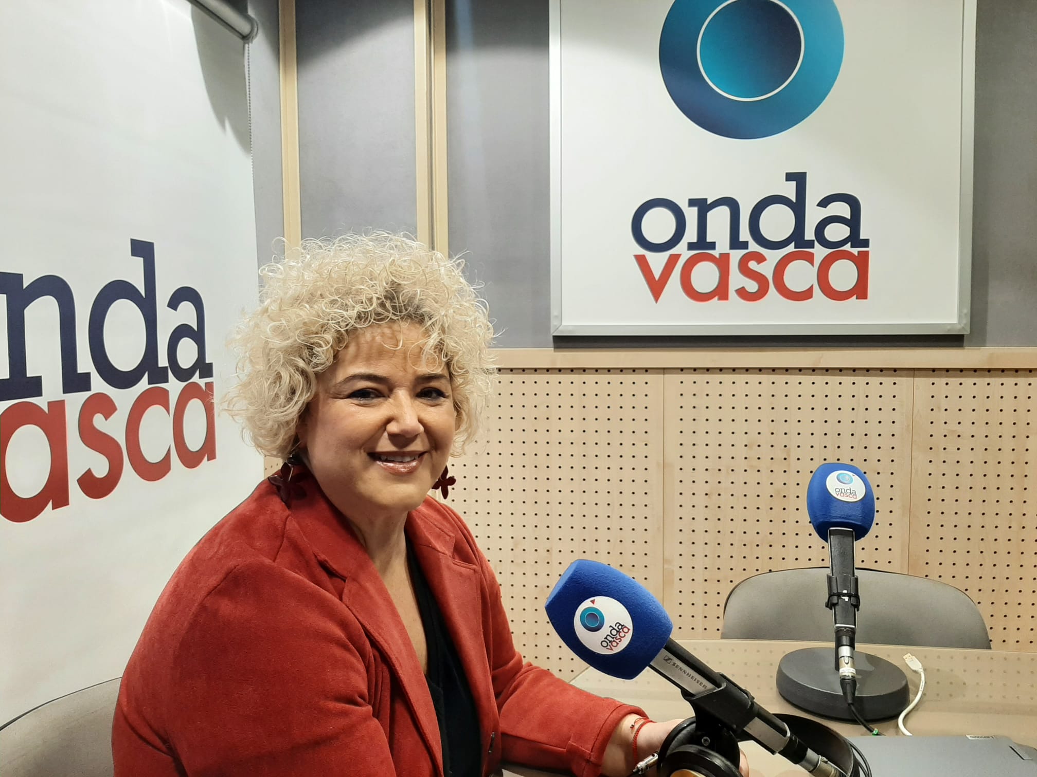 La diputada de Cuidados y Políticas Sociales de Gipuzkoa, Maite Peña, en el estudio de Onda Vasca