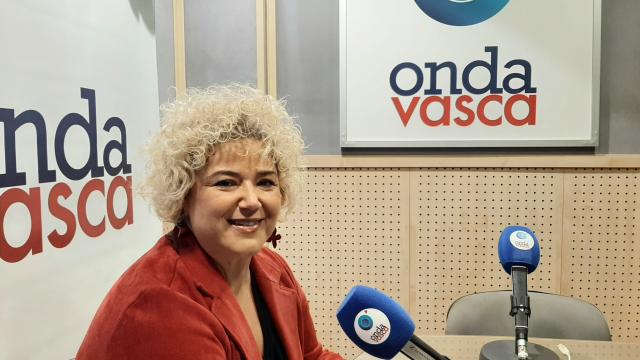 La diputada de Cuidados y Políticas Sociales de Gipuzkoa, Maite Peña, en el estudio de Onda Vasca