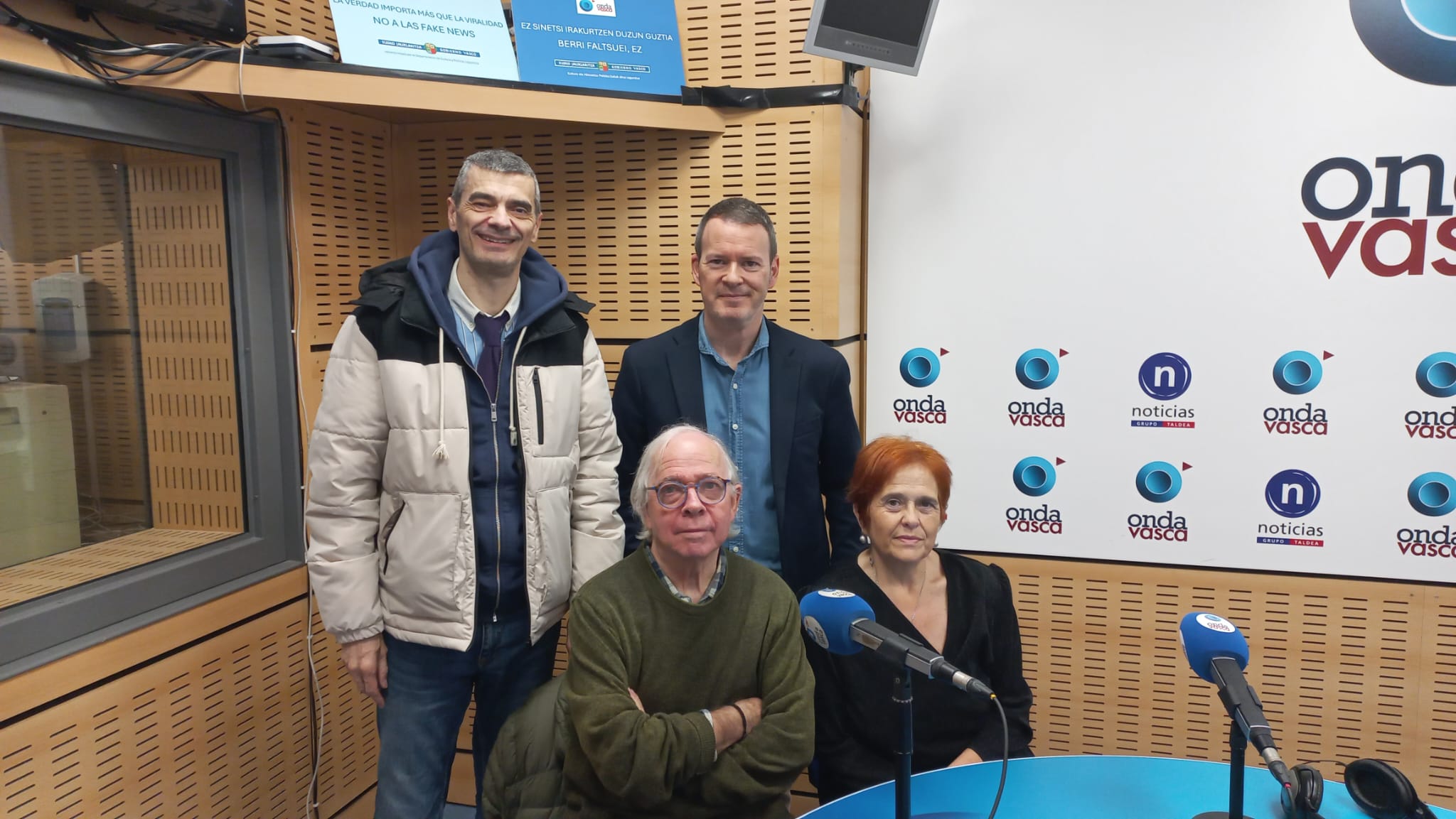 Nekane Bilbao, Joseba Izaga e Iñigo Murga, en los estudios de Onda Vasca