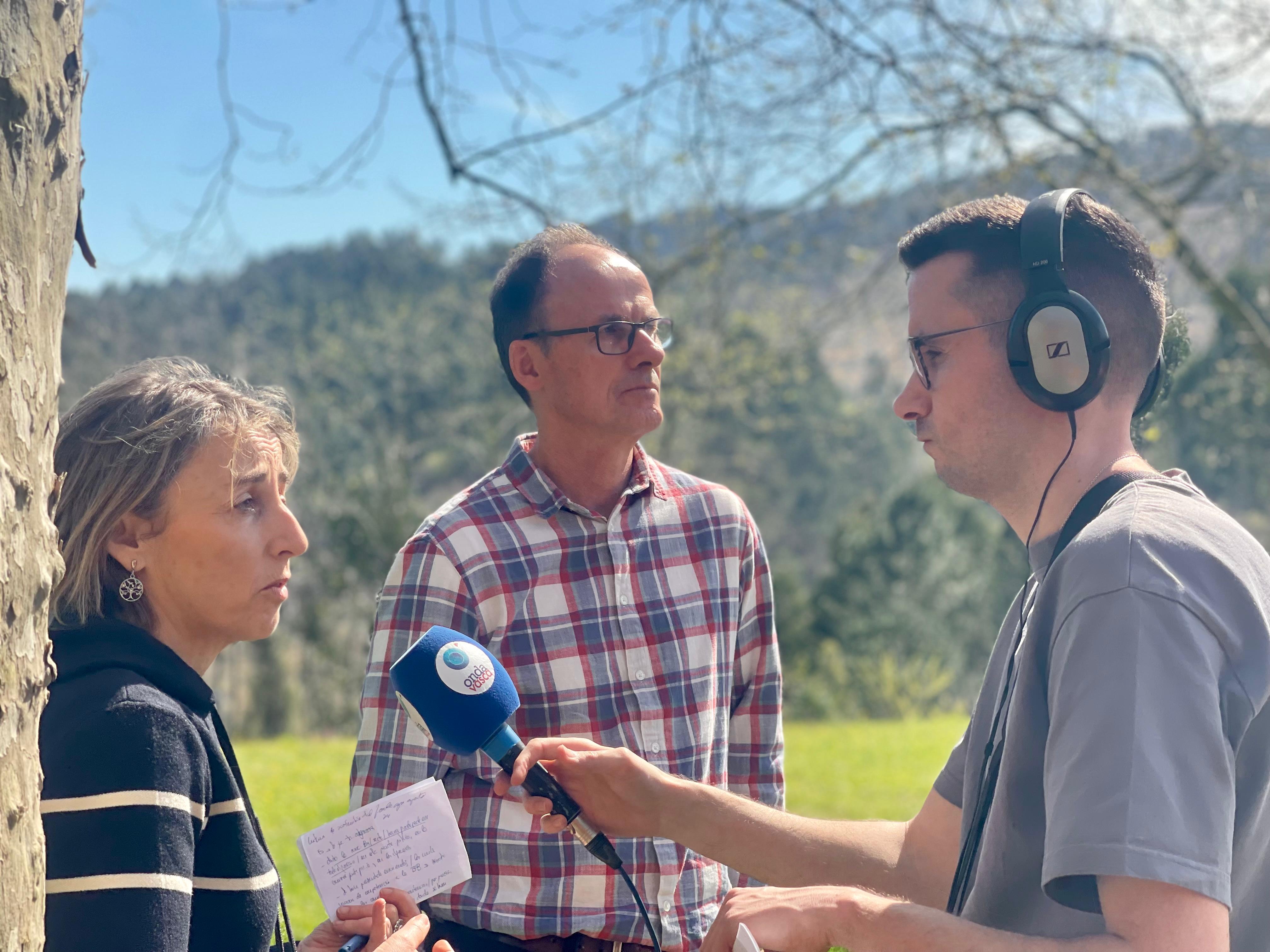 Josu Azpitarte y Amelia Uria, entrevistados en Onda Vasca