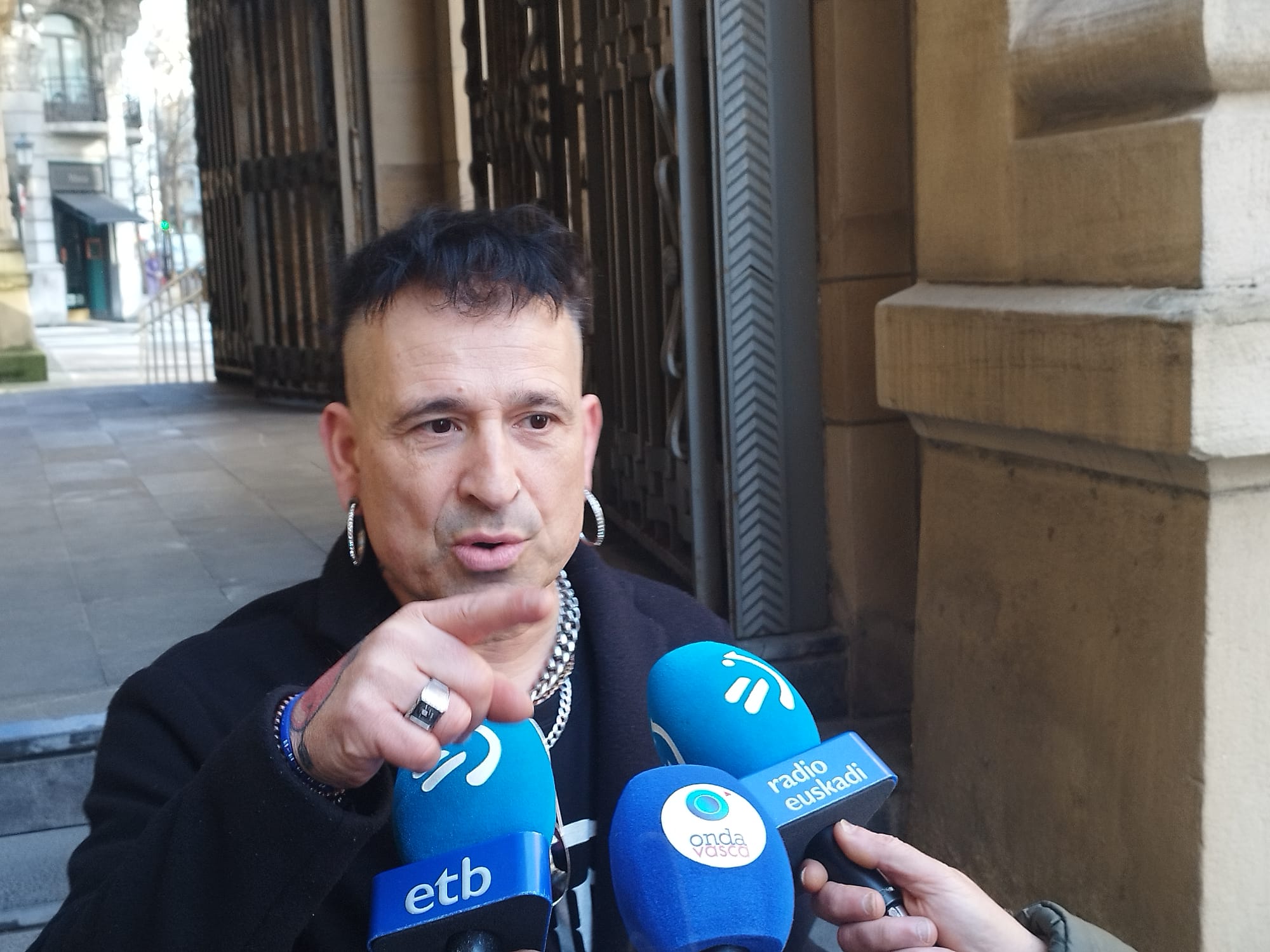 El acusado habla ante los medios de comunicación, antes del juicio