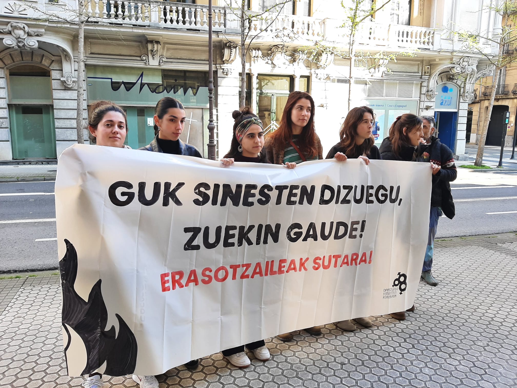 Protesta ante la Audiencia de Gipuzkoa contra el profesor acusado de ofrecer sexo a cambio de dinero a tres menores