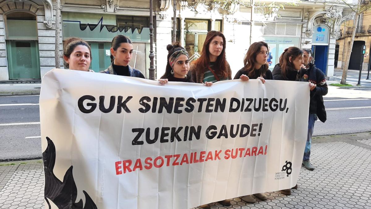 Protesta ante la Audiencia de Gipuzkoa contra el profesor acusado de ofrecer sexo a cambio de dinero a tres menores