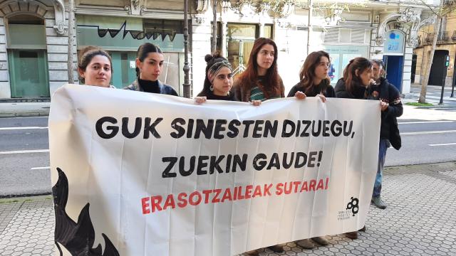Protesta ante la Audiencia de Gipuzkoa contra el profesor acusado de ofrecer sexo a cambio de dinero a tres menores
