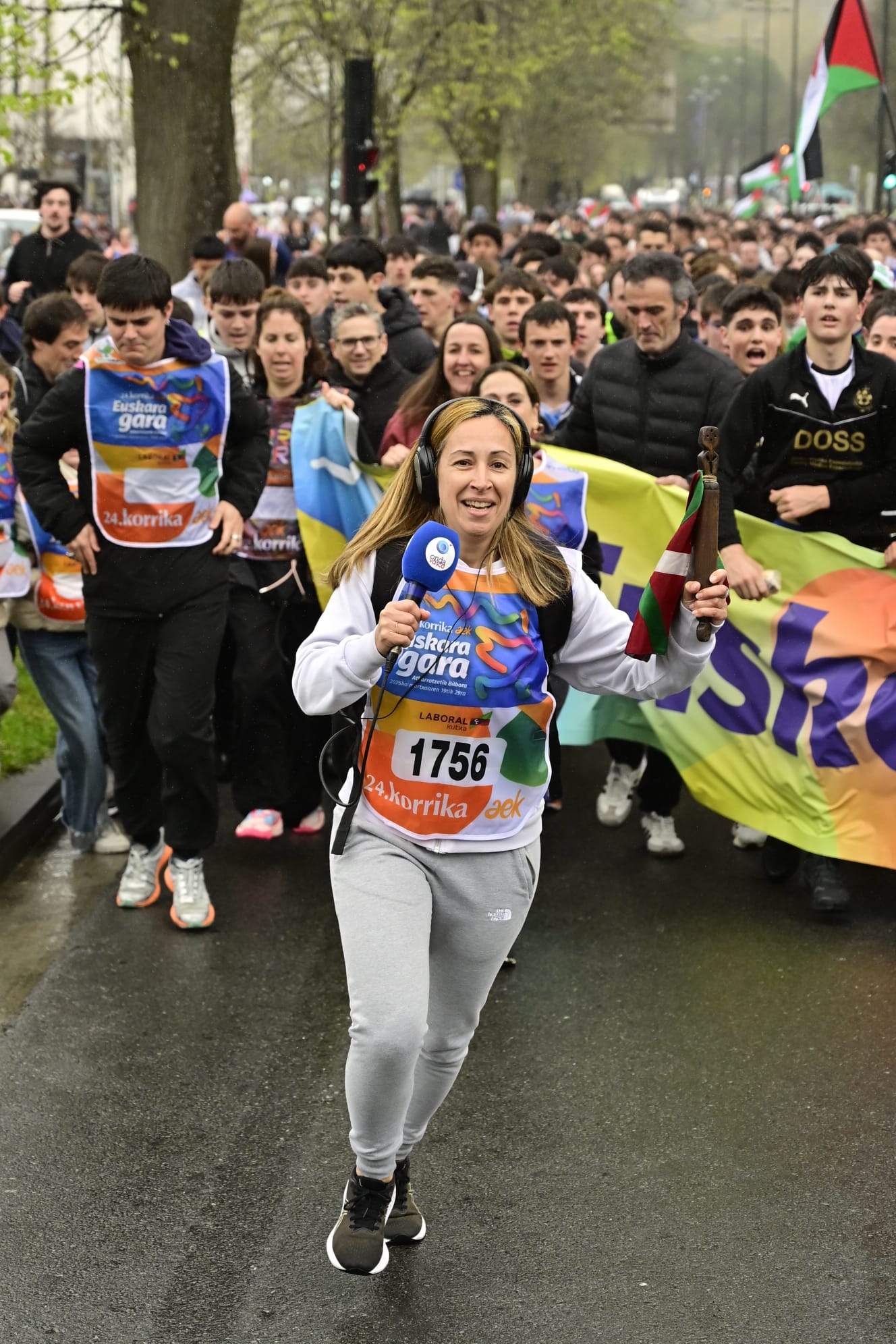 Nuestra compañera, Alaitz de la Maza, portando el lekuko de Korrika y el micrófono de Onda Vasca