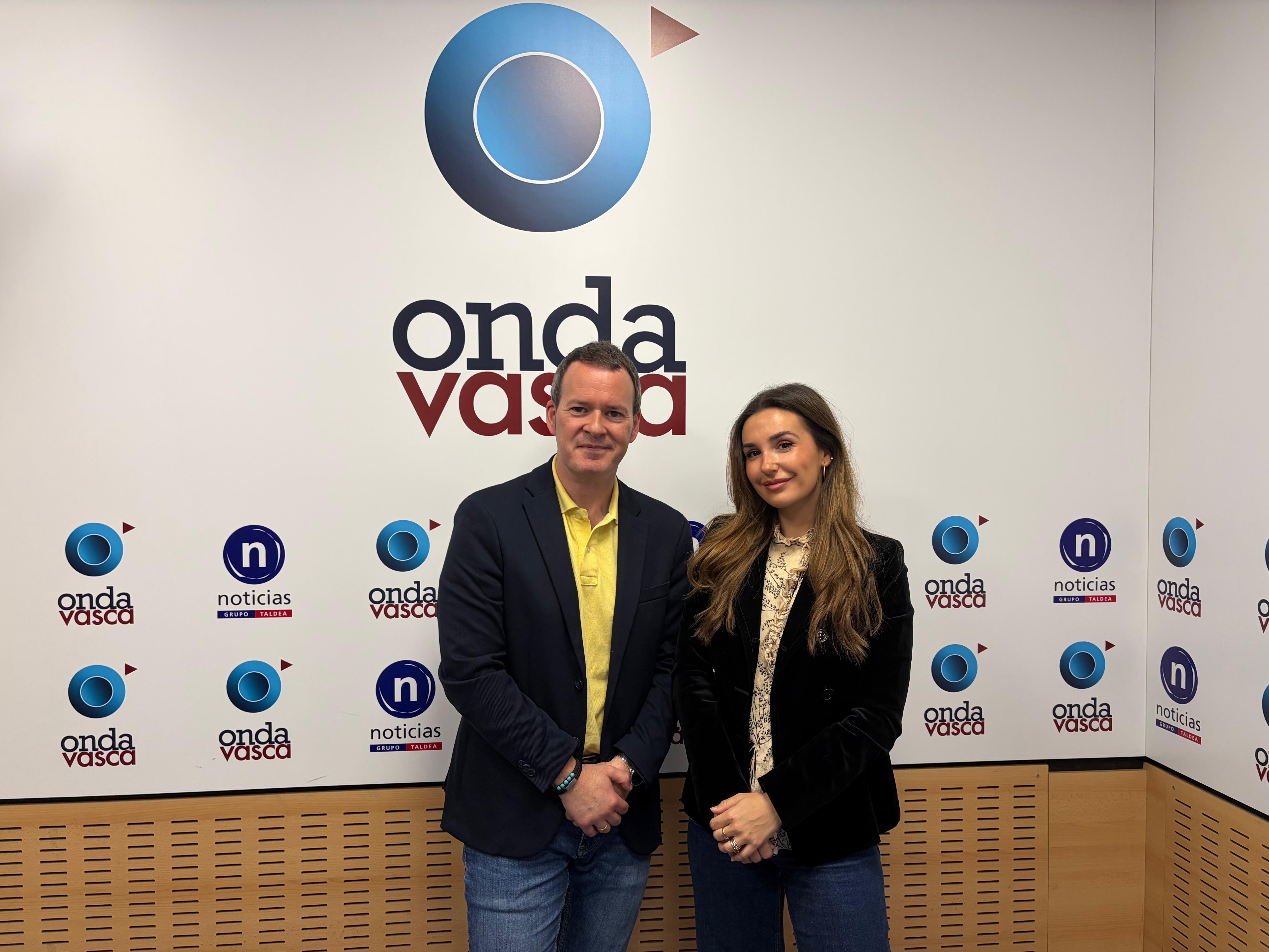 La farmacéutica Patricia Hormaeche, junto a nuestro compañero Txema Gutiérrez, en el estudio de Onda Vasca