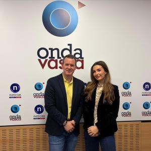 La farmacéutica Patricia Hormaeche, junto a nuestro compañero Txema Gutiérrez, en el estudio de Onda Vasca