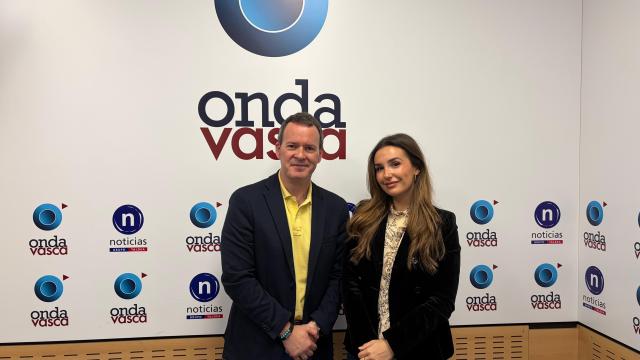 La farmacéutica Patricia Hormaeche, junto a nuestro compañero Txema Gutiérrez, en el estudio de Onda Vasca