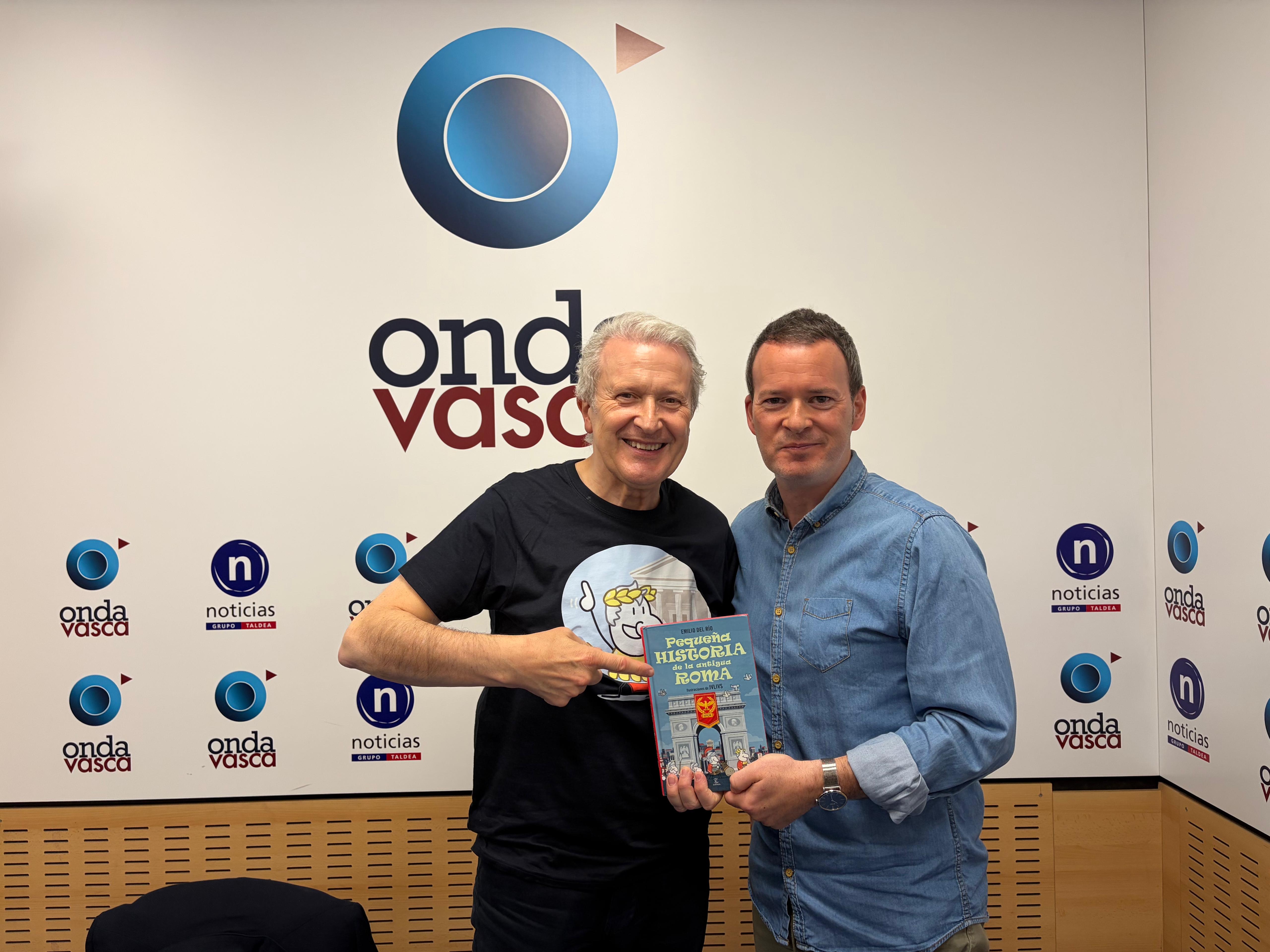 Emilio del Río, junto a Txema Gutiérrez, en el estudio de Onda Vasca