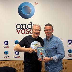 Emilio del Río, junto a Txema Gutiérrez, en el estudio de Onda Vasca