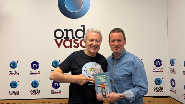 Emilio del Río, junto a Txema Gutiérrez, en el estudio de Onda Vasca