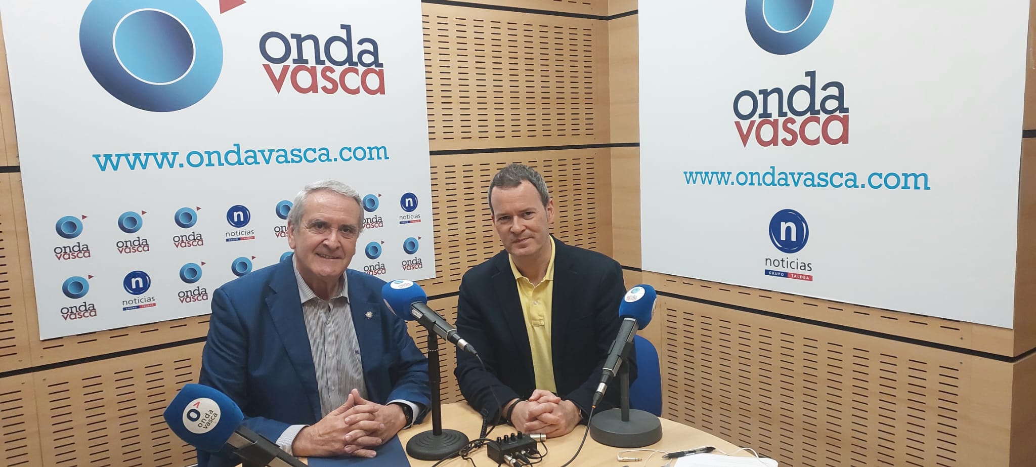 Víctor Martín, presidente de ATEIA, junto a Txema Gutiérrez en el estudio de Onda Vasca