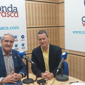 Víctor Martín, presidente de ATEIA, junto a Txema Gutiérrez en el estudio de Onda Vasca