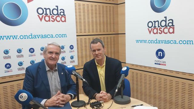 Víctor Martín, presidente de ATEIA, junto a Txema Gutiérrez en el estudio de Onda Vasca