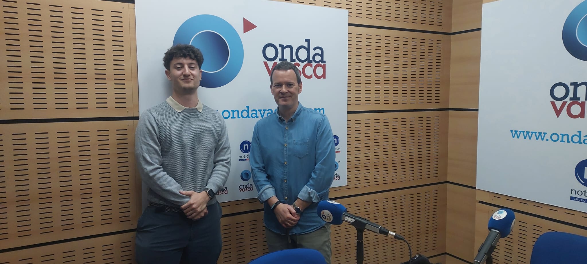 Ander Bilbao, presidente de APRISAD, junto a Txema Gutiérrez en el estudio de Onda Vasca