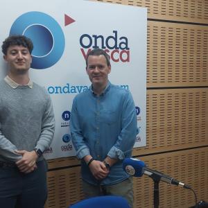 Ander Bilbao, presidente de APRISAD, junto a Txema Gutiérrez en el estudio de Onda Vasca