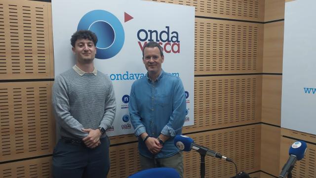 Ander Bilbao, presidente de APRISAD, junto a Txema Gutiérrez en el estudio de Onda Vasca
